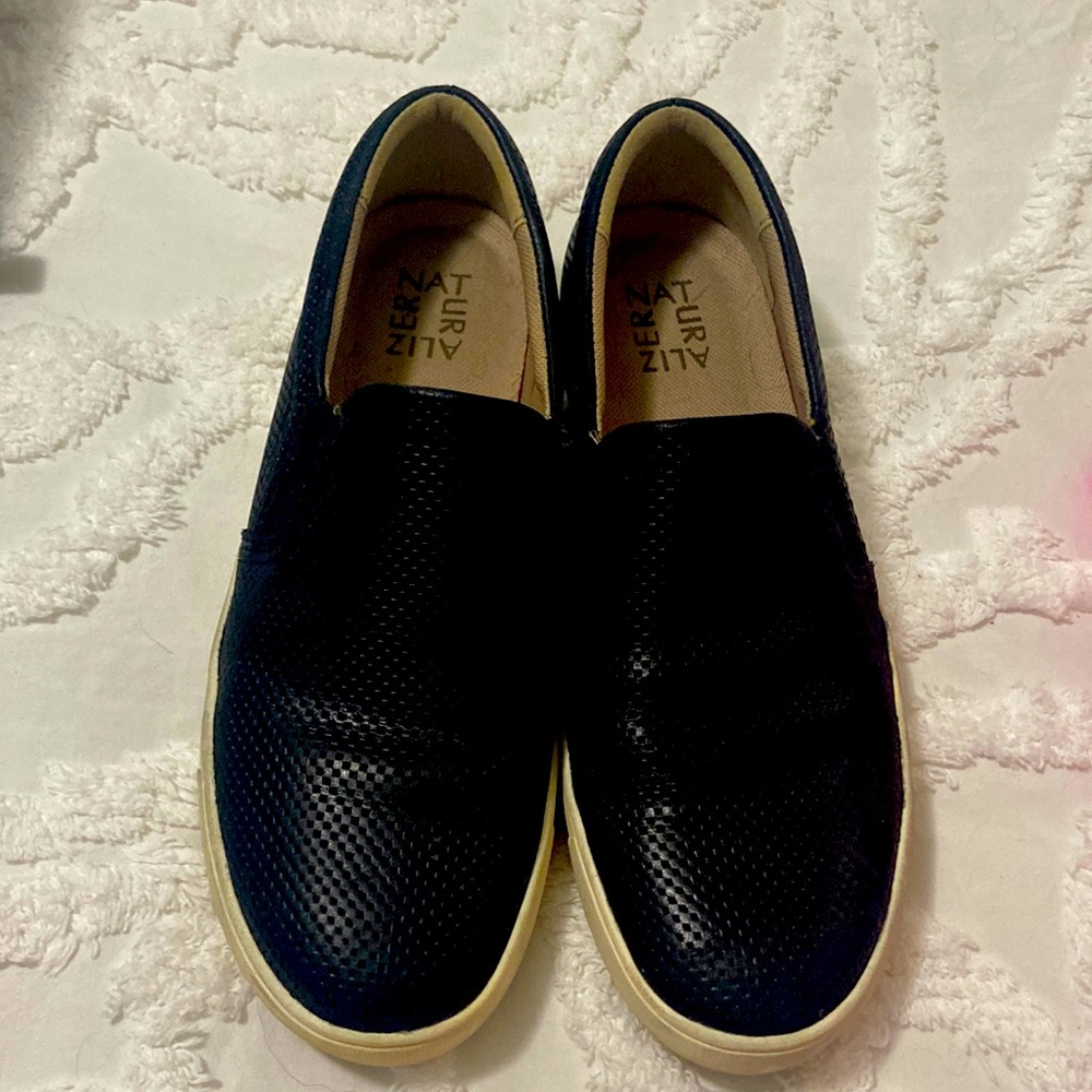 Good condition. Plenty of wear left. Black slides. Naturalizers
